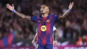 Raphinha brilha com dois gols e Barcelona vence Betis em despedida emocionante de Lewandowski no Camp Nou