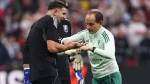 Dibu Martínez Chocou o Mundo: Dedo Quebrado e Tornozelo Torcido na Final da Europa League, Mas Conquistou Título Histórico!