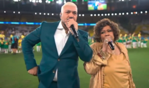 Belo e Alcione Viram Meme Após Cantarem Hino Nacional em Amistoso: “Deixaram o Hino Morrer”